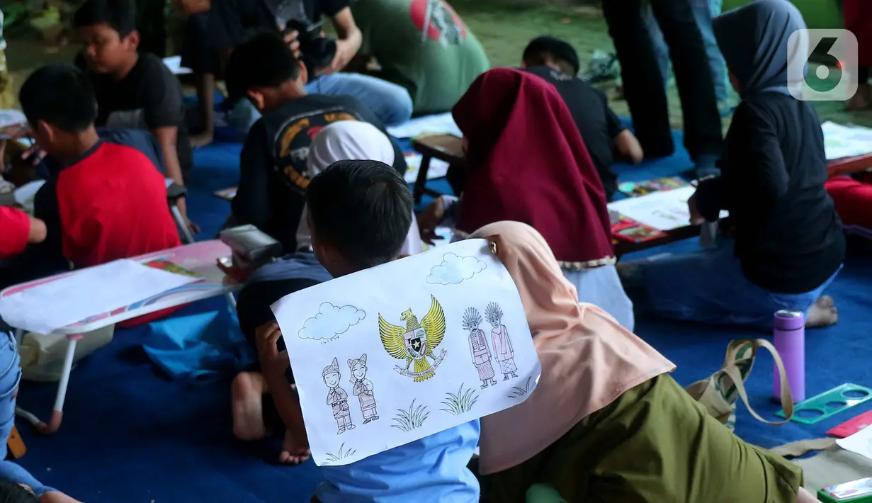 Anak-anak mengikuti lomba mewarnai burung garuda di Kampung Tematik Kampung Teras Pancasila, Karang Tengah, Tangerang, Banten, Rabu (1/6/2022). Kegiatan tersebut dilaksanakan dalam rangka memperingati hari lahirnya Pancasila bertujuan untuk memberikan wawasan dan pengetahuan tentang nilai-nilai Pancasila sejak dini. (Liputan6.com/Angga Yuniar)