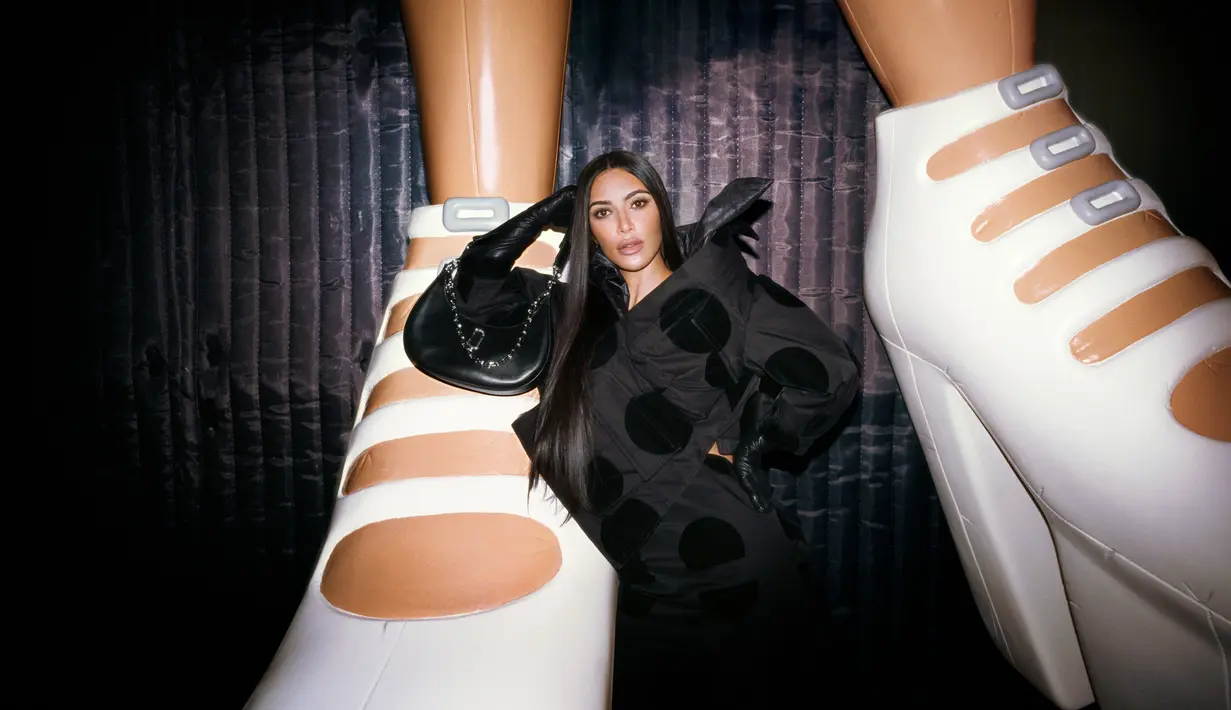 <p>Marc Jacobs mengumumkan Kim Kardashian sebagai wajah baru kampanye untuk koleksi musim gugur 2023. [Foto: Document/Marc Jacobs]</p>