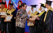 Pramono Saksikan Wisuda Lansia Terbanyak di TMII, Termuda Semangat, Tertua 87 Tahun