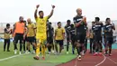 <p>Kiper M Natshir Fadhil Mahbuby menyapa suporter setelah laga pekan pertama BRI Liga 1 2023/2024 antara Dewa United melawan Arema FC di Stadion Indomilk, Tangerang, Minggu (02/07/2023). (Bola.com/Bagaskara Lazuardi)</p>