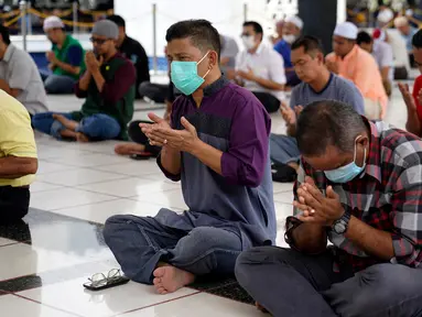 Umat muslim Malaysia berdoa saat melaksanakan ibadah salat Jumat dengan mempersingkat khotbah di Masjid Nasional di Kuala Lumpur, Jumat (13/3/2020). Malaysia memutuskan tetap melakukan salat Jumat, tetapi dengan pedoman yang ketat pasca-penyebaran virus corona COVID-19. (AP Photo/Vincent Thian)