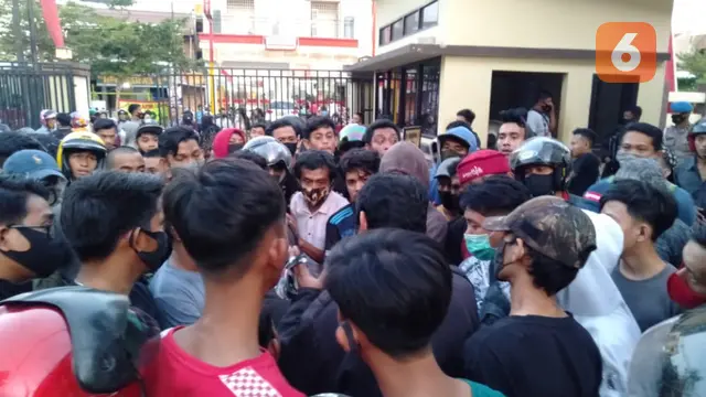 Keluarga korban peluru nyasar polisi menunggu jenazah keluar dari Rumah Sakit (Fauzan/Liputan6.com)