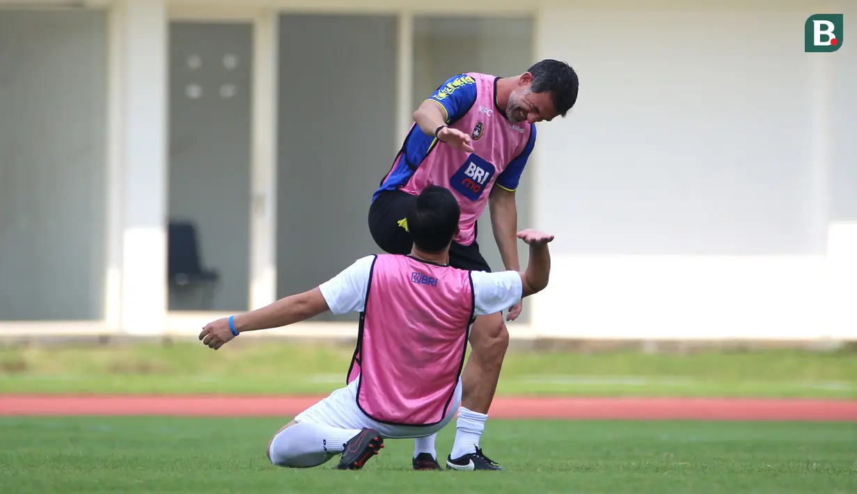 <p>Legenda sepak bola Yunani,&nbsp;Giorgos Karagounis melakukan selebrasi setelah mencetak gol pada acara puncak BRImo Future Garuda yang bertajuk FOURFEO Mini Tournament di Stadion Madya, Jakarta, Kamis (01/06/2023). (Bola.com/Bagaskara Lazuardi)</p>
