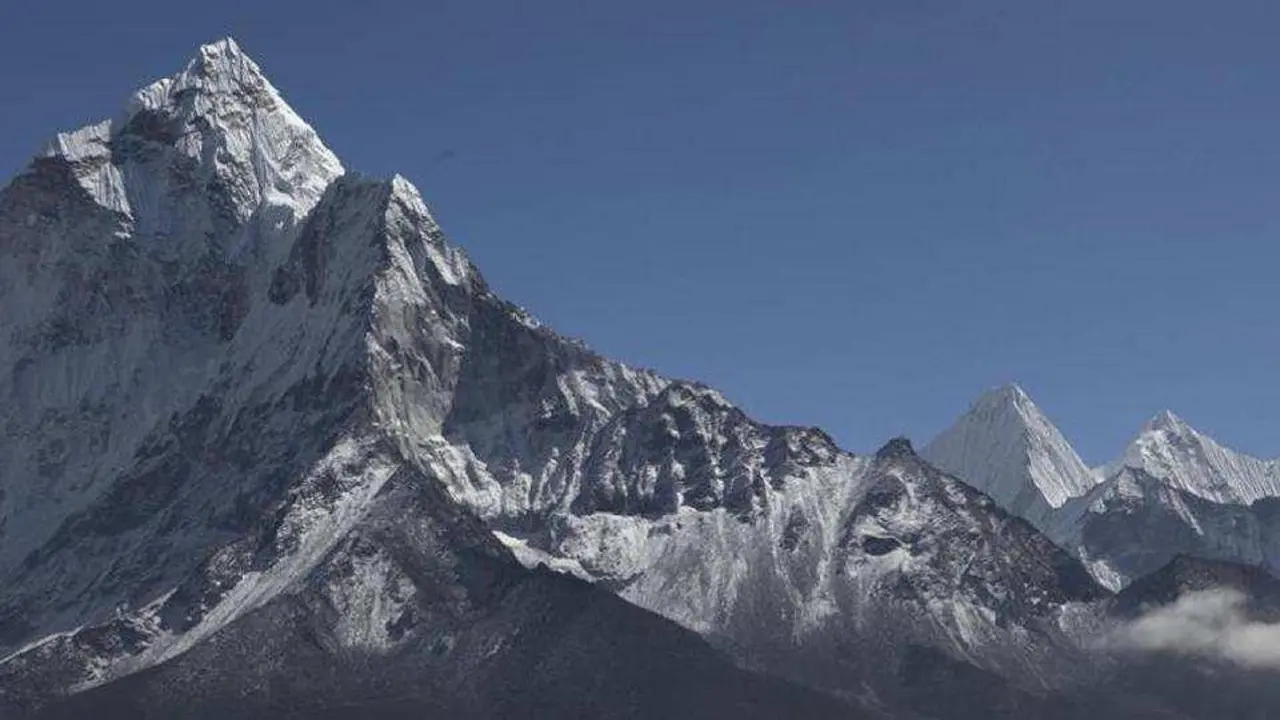 Gunung Gurja di pegununungan Himalaya, barat Nepal.