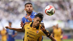 Sebaliknya, Maung Bandung cenderung melancarkan serangan balik cepat. Tampak dalam foto, pemain Persib dan Persija berebut penguasaan bola atas saat pertandingan pekan ke-17 BRI Super League 2025/2026 di Stadion Gelora Bandung Lautan Api (GBLA), Bandung, Jawa Barat, Minggu 11 Januari 2026. (Bola.com/Abdul Aziz)