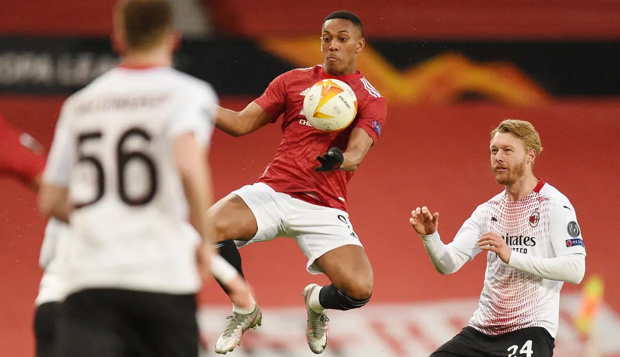 Anthony Martial - Pemain yang memperkuat Manchester United sejak tahun 2015 ini mulai tidak konsisten performanya. Martial juga tidak lagi menjadi penyerang garang yang ditakuti bek lawan seperti awal-awal memperkuat Setan Merah. (AFP/Oli Scarff)