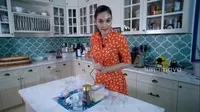 Mengintip Dapur Luna Maya yang Dihiasi Marmer dan Bikin Betah Masak. foto: Youtube @Luna Maya