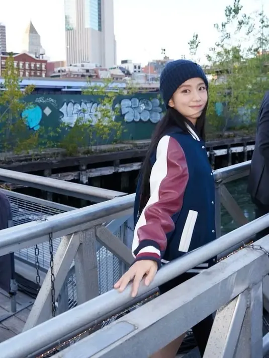 Sebagai sentuhan terakhir, Jisoo BLACKPINK kenakan Fluffy Wool Blend Beanie seharga Rp1,1jutaan. [@sooyaaa__]