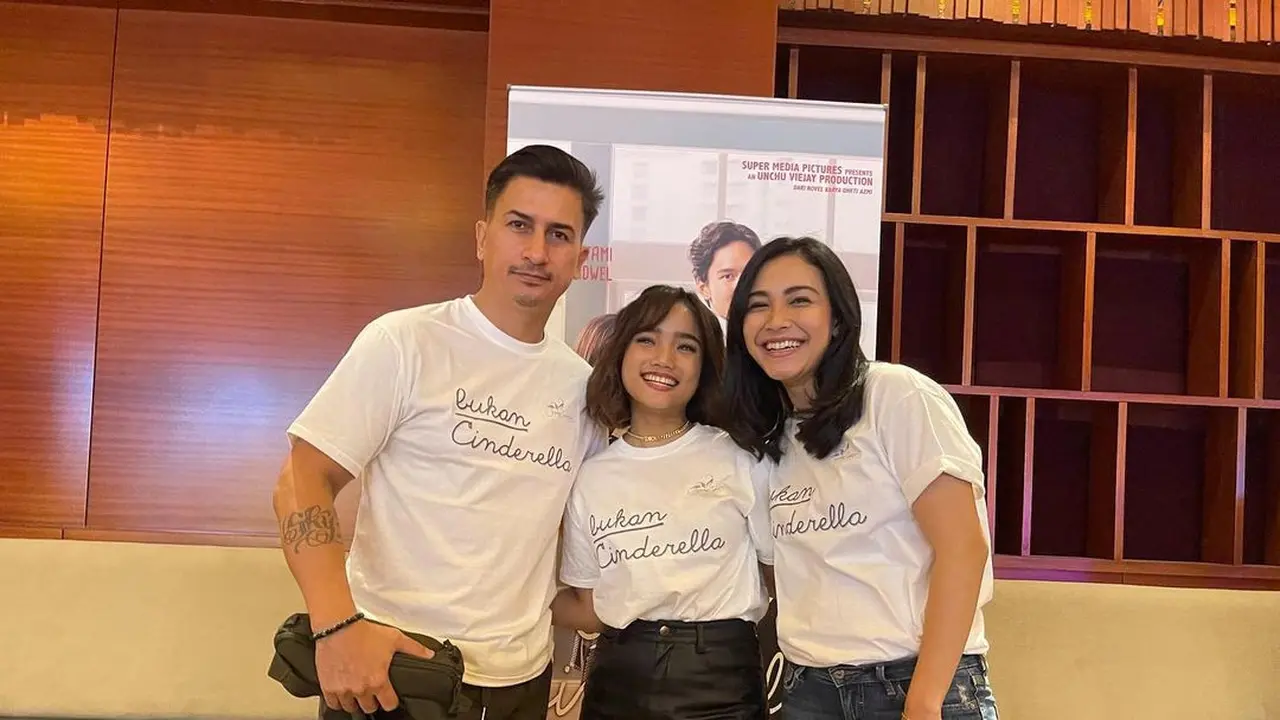 Fuji hadir dalam peluncuran trailer film Bukan Cinderella (Foto: Instagram @dealestari333)