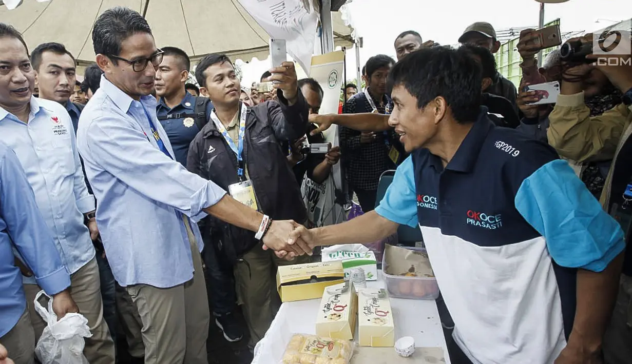 Calon Wakil Presiden Nomor urut 02 sekaligus tokoh entrepreneur Sandiaga Uno meninjau pameran UMKM pada acara Sragen Young Entrepreneur Summit (YES) 2019 di Sragen, Jawa Tengah, Minggu (24/2). Acara yang dihadiri 7.000 milenial mengusung tema Arah Baru Ekonomi Indonesia. (Liputan6.com/HO/Nando)