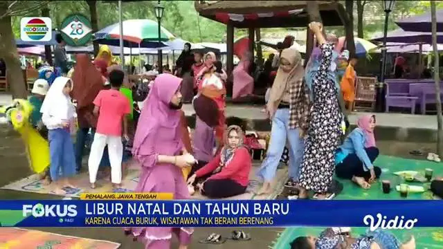 Simak informasi dalam Fokus Pagi (26/12) dengan beberapa topik pilihan sebagai berikut, Longsor Timbun Empat Warga, Puluhan Rumah Hangus Terbakar, Batal Nikah Lantaran Kurang Uang Lamaran, Presiden Jokowi Pantau Misa Natal.