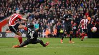 Penyerang Southampton, Graziano Pelle (kiri) melakukan tendangan yang berujung gol ke gawang Liverpool. Pada pertandingan lanjutan Premier League 2015-2016 di St Mary's Stadium, Minggu (20/3/2016) malam WIB, Southampton menaklukkan Liverpool dengan skor 3