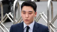 Mantan anggota boyband BIGBANG, Seungri memberikan keterangan kepada awak media setibanya untuk menjalani interogasi di Kantor Polisi Metropolitan Seoul, Rabu (28/8/2019). Polisi memanggil Seungri untuk memberikan keterangan atas tuduhan kasus perjudian di luar negeri. (AP/Ahn Young-joon)