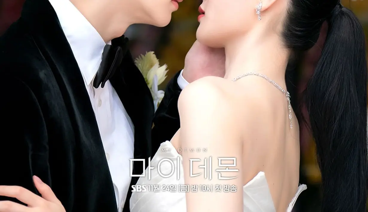 Dalam serial ini Song Kang memerankan iblis bernama Jung Gu Won. Ia kehilangan kekuatannya saat kawin kontrak dengan Do Do Hee yang diperankan Kim Yoo Jung. [Foto: Instagram/sbsdrama.official]