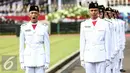 Paskibraka 2016 melakukan latihan baris berbaris saat gladi bersih Upacara HUT ke-71 Kemerdekaan RI di Istana Merdeka, Jakarta, Senin (15/8). (Liputan6.com/Faizal Fanani)