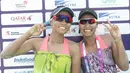 Pasangan pevoli pantai wanita Indonesia Desi Ratnasari dan Purari Eka Yokebed berpose usai bertanding melawan pasangan tim pevoli Timor Leste pada penyisihan pool C voli pantai Asian Games 2018 di Palembang, (20/8). (ANTARAFOTO/ INASGOC/Ful/Andi Rambe)