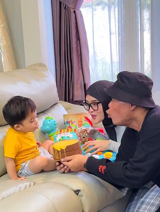 Berikut beberapa momen Putri akhirnya bisa main bareng dengan Adzam setelah lama tak ketemu. Sule dan Putri datang untuk memberikan kejutan Adzam yang ulang tahun ke-2. [Instagram/putridelinaa]