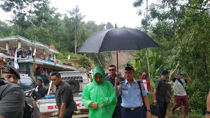 Jokowi Tinjau Lokasi Longsor di Sukajaya Bogor