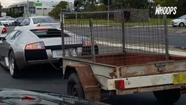 Lamborghini yang ditaksir berharga 6,5 miliar ini hilir mudik di jalanan Australia dengan membawa gerobak di belakangnya.