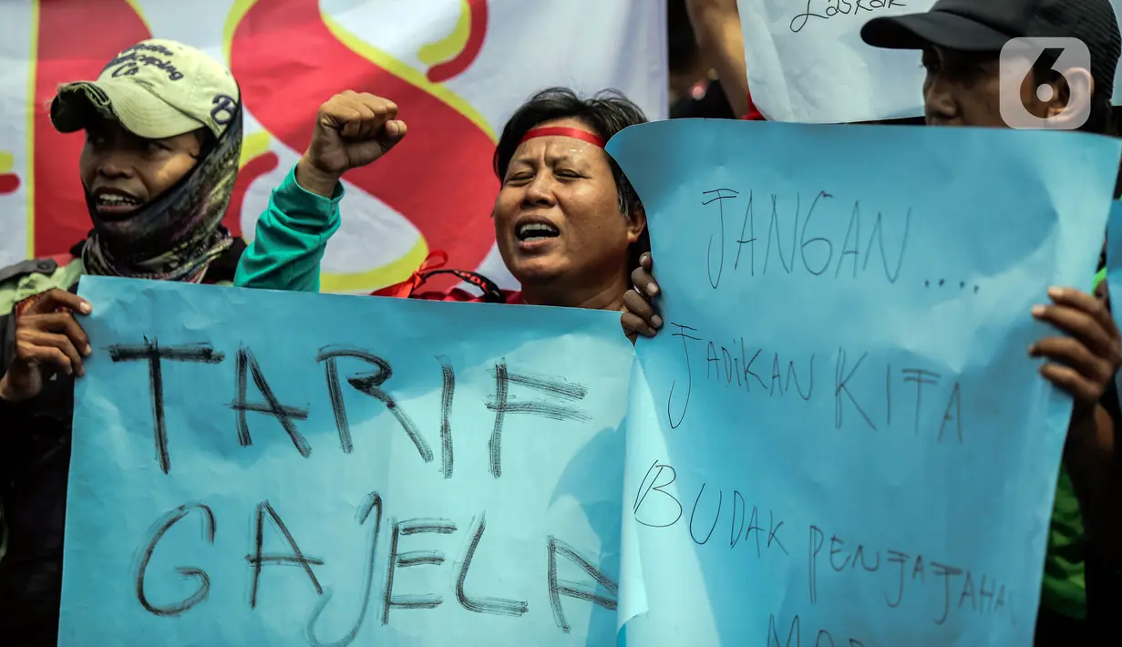 Pengemudi ojek online yang tergabung dalam Koalisi Ojol Nasional menggelar aksi di depan Gedung DPR RI, Jakarta, Senin (29/8/2022). Ratusan pengemudi ojek online tersebut menuntut beberapa hal di antaranya payung hukum dan legalitas profesi ojek online serta revisi potongan komisi pendapatan mitra. (Liputan6.com/Faizal Fanani)