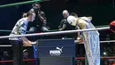 Lewis Hamilton bermain sepakbola meja dengan seorang bintang WWE di Coliseo Arena, Mexico City, (28/10/2015). (Reuters/Henry Romero)