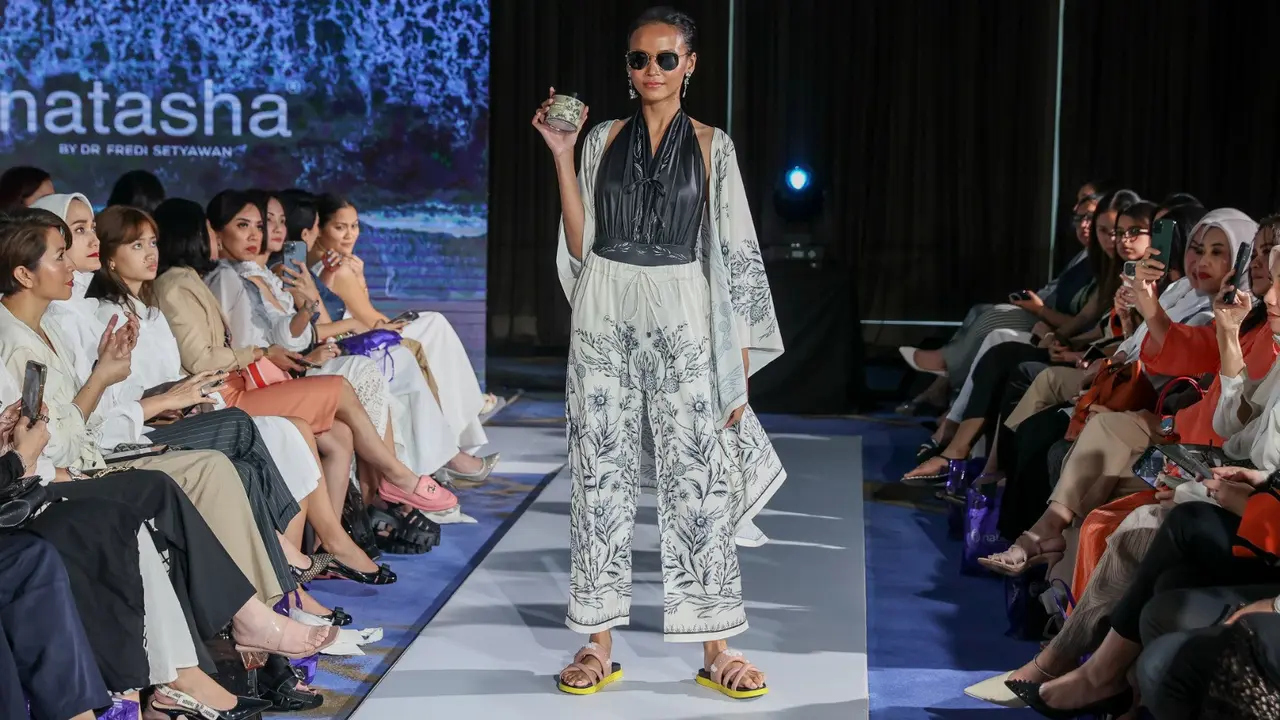 Purana dengan Natasha Skincare mengadakan Fashion Show bertema Summer Bliss dari koleksi Summer 2023 di Raffles Hotel Jakarta