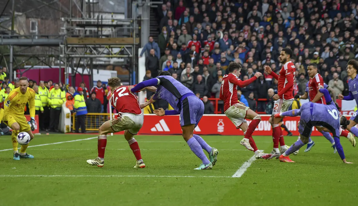 Pemain Liverpool, Darwin Nunez, mencetak gol ke gawang Nottingham Forest pada laga pekan ke-27 Premier League 2023/2024 di City Ground, Sabtu (2/3/2024). Nunez tampil sebagai pahlawan Liverpool lewat gol semata wayangnya yang dicetak pada menit 90+9. (AP Photo/Rui Vieira)