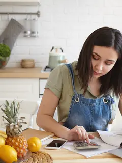 Ilustrasi perempuan yang mengatur keuangan sendiri/copyright freepik.com/shurkin_son