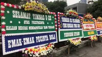 Karangan bunga berjejer di sekitar Gelora Bung Karno untuk menyambut kehadiran dan konvoi juara Timnas Indonesia U-22 di SEA Games (istimewa)