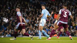 Gelandang Manchester City, Rodri (tengah) mencetak gol pertama timnya ke gawang Aston Villa pada laga pekan ke-31 Premier League 2023/2024 di Etihad Stadium, Manchester, Rabu (3/4/2024) malam. (AP Photo/Dave Thompson)