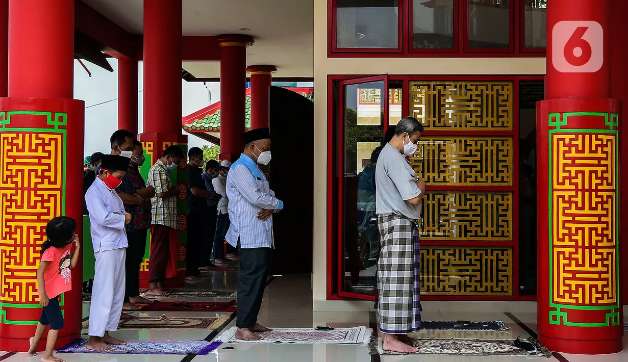 Umat muslim melaksanakan Sholat Jumat di Masjid Babah Alun Desari, Cilandak, Jakarta Selatan, Jumat (23/4/2021). Masjid dengan perpaduan warna merah, kuning dan hijau tersebut membuatnya tampak cantik. (Liputan6.com/JohanTallo)