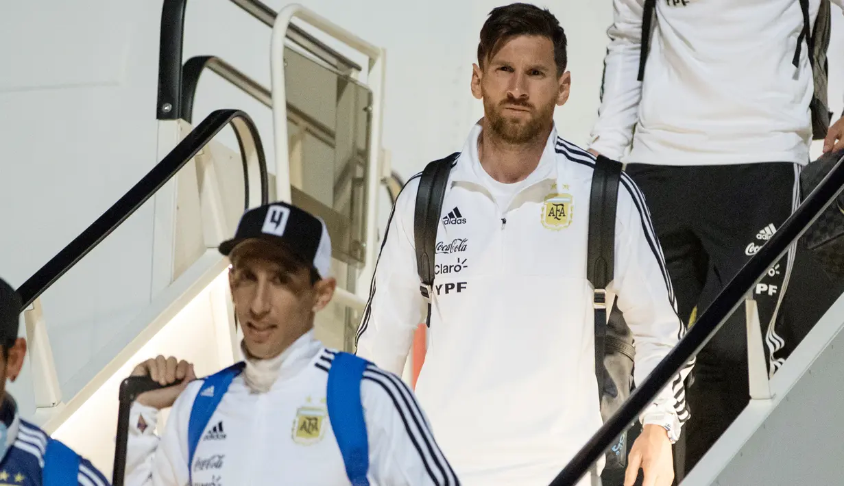 Pemain timnas Argentina, Lionel Messi dan Angel Di Maria turun dari pesawat setibanya di bandara internasional Zhukovsky, Moskow, Sabtu (9/6). Skuat Argentina tiba di Rusia untuk Piala Dunia 2018 menggunakan jet pribadi Rolling Stones. (AP/Pavel Golovkin)