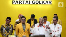 Sekjen Partai Keadilan Sejahtera (PKS) Habib Aboe Bakar Alhabsyi bersama Wakil Ketua Umum Partai Golkar Ahmad Doli Kurnia memberikan keterangan usai pertemuan tertutup di Kantor Partai Golkar, Jakarta, Selasa (7/2/2023). Pertemuan tersebut sebagai ajang silaturahmi dan konsolidasi jelang Pemilu 2024. (Liputan6.com/Johan Tallo)