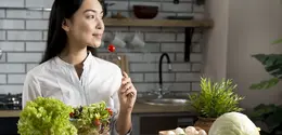 Secara sederhana, clean eating berarti mengonsumsi makanan utuh (whole foods) yang minim proses. [Dok/freepik.com]