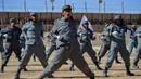 Pasukan Taliban yang baru direkrut menunjukkan keterampilan mereka saat upacara kelulusan di Pusat Pelatihan Polisi Nasional Abu Dujana, Kandahar, Afghanistan, 9 Februari 2022. (Javed TANVEER/AFP)