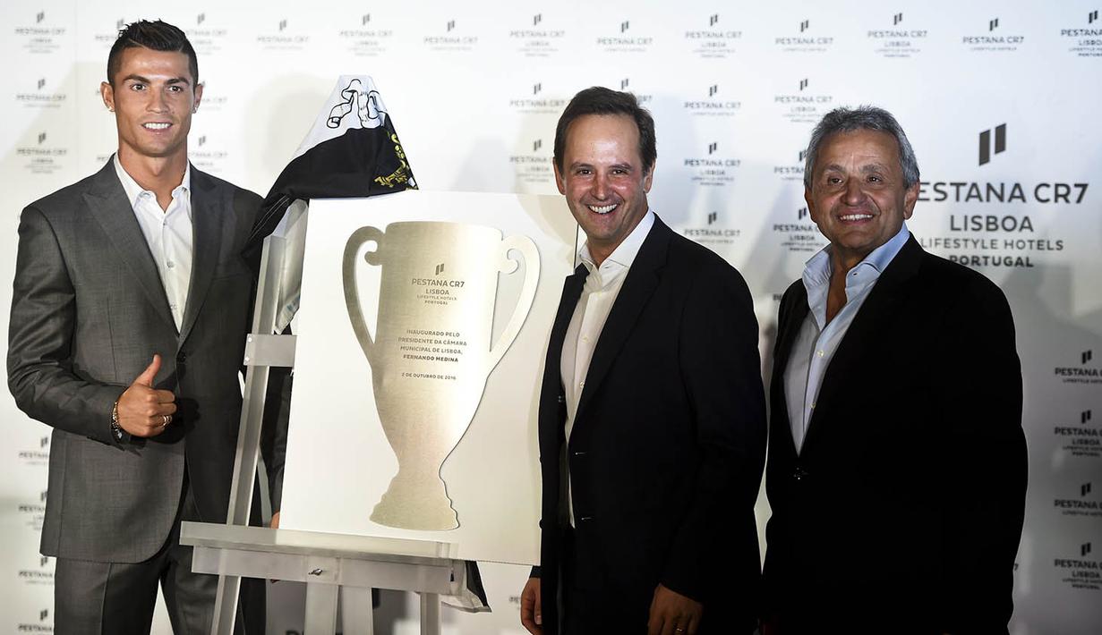 Cristiano Ronaldo didampingi Gubernur Lisbon, Fernando Medida (tengah) dan Presiden Hotel Pestana Grup, Dionisio Pestana (kanan). Selain di Lisbon, CR 7 juga membangun hotel di Madeira. (AFP/Patricio De Melo Moreira) 