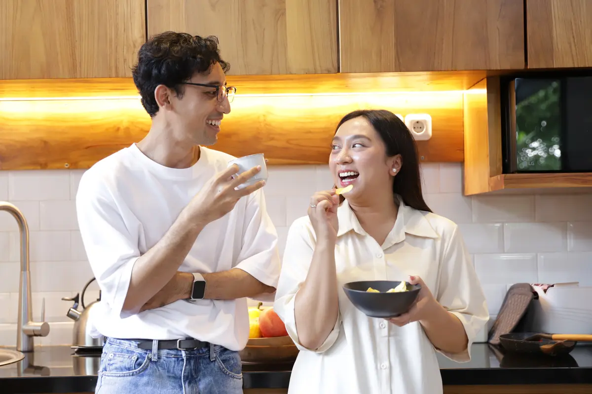 couple desember tersenyum bersama