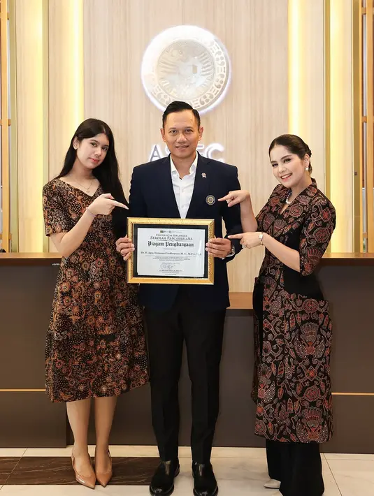 Dengan batik yang sama, Annisa Pohan padukan outer batik dengan celana panjang dan heels nude Sedangkan Almira tampil manis dengan midi dress Batik dan heels cokelat gloss [@annisayudhoyono]