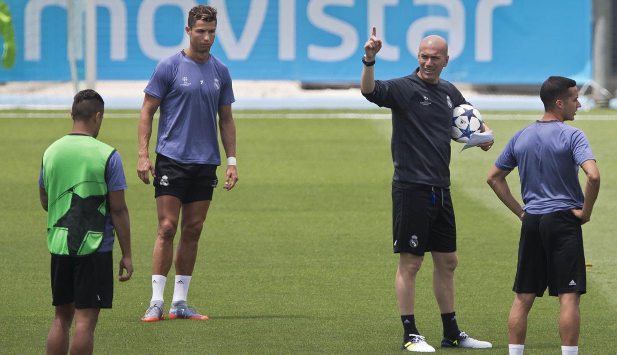 Pelatih Real Madrid, Zinedine Zidane, memimpin sesi latihan jelang laga final Liga Champions di Madrid, Spanyol (30/05/3017). Di laga final nanti Real Madrid akan berhadapan dengan Juventus. (AP/Paul White)