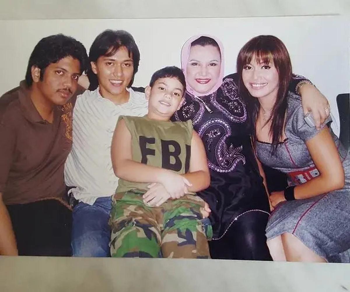 6 Potret Emilia Contessa Bareng Keluarga, Tinggalkan Kenangan Tak Terlupakan