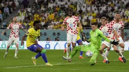 Namun penampilan brilian kiper Kroasia, Dominik Livakovic menjadi batu sandungan Timnas Brasil. Setidaknya ada 6 peluang matang yang mampu dipatahkannya sepanjang 90 menit pertandingan. (AP/Martin Meissner)