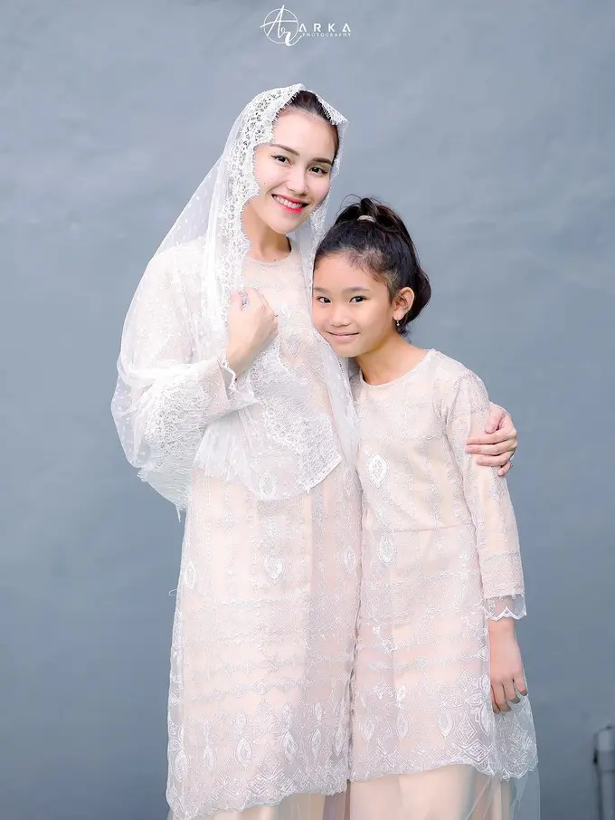 10 OOTD Kompak Ibu-Anak dari Ayu Ting-Ting dan Bilqis yang Tampil Layaknya Bestie Saat Ngonser, Liburan, hingga Manggung