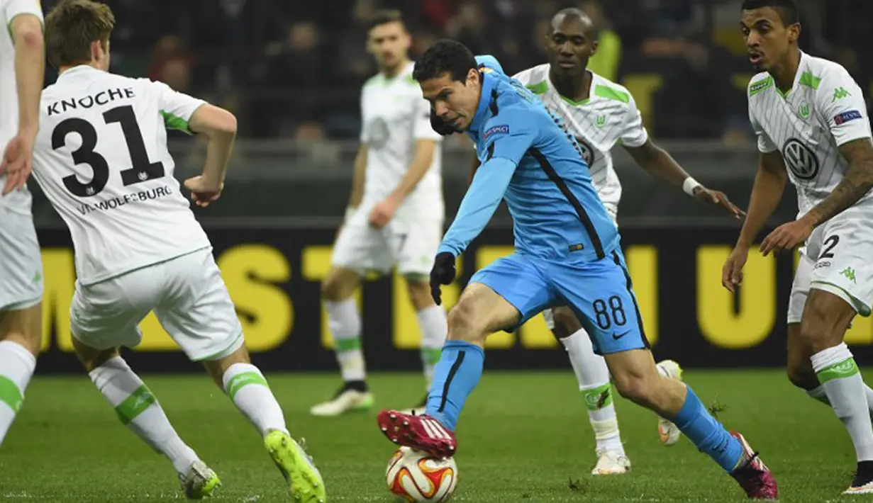Gelandang Inter Milan, Hernanes berusaha melewati pemain Wolfsburg di leg kedua 16 Besar Liga Europa 2014-2015 di Stadion Giuseppe Meazza, Milan, (19/3/2015). Inter Milan tersingkir setelah dua kali kalah dari Wolfsburg. (AFP/Olivier Morin)