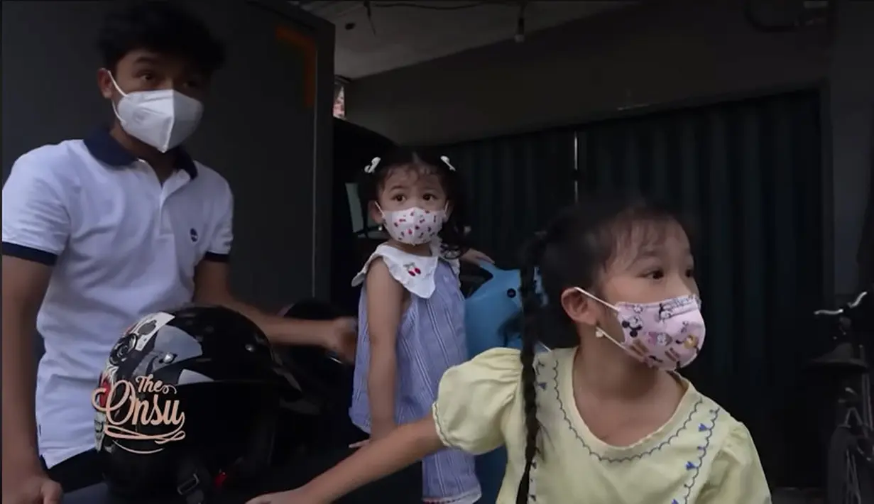 Tidak menggunakan mobil mewah, penyanyi itu memboncengkan dua adiknya mengendarai motor. Momen tersebut diunggah di vlog The Onsu Family beberapa hari lalu. Thania tampak begitu semangat diajak ke warkop. [Youtube/The Onsu Family]