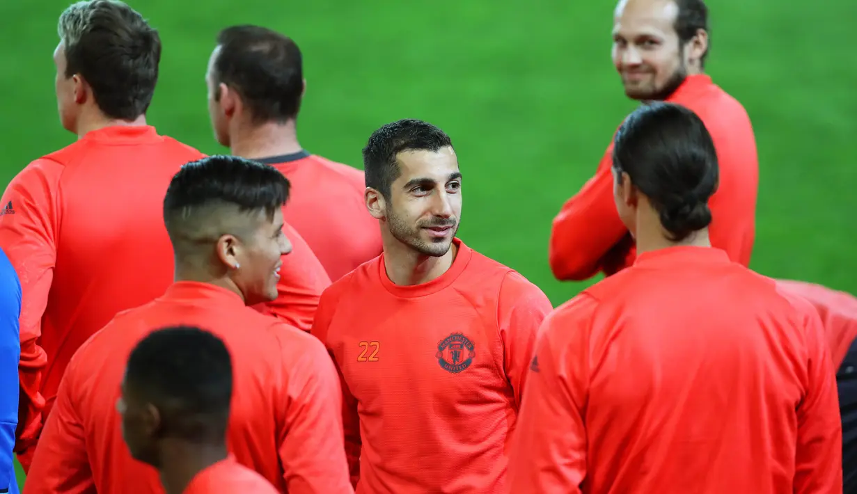 Atas permintaan Jose Mourinho, Manchester United mendatangkan pemain asal Armenia, Henrikh Mkhitaryan dari Borussia Dortmund. (EPA/Tolga Bozoglu)