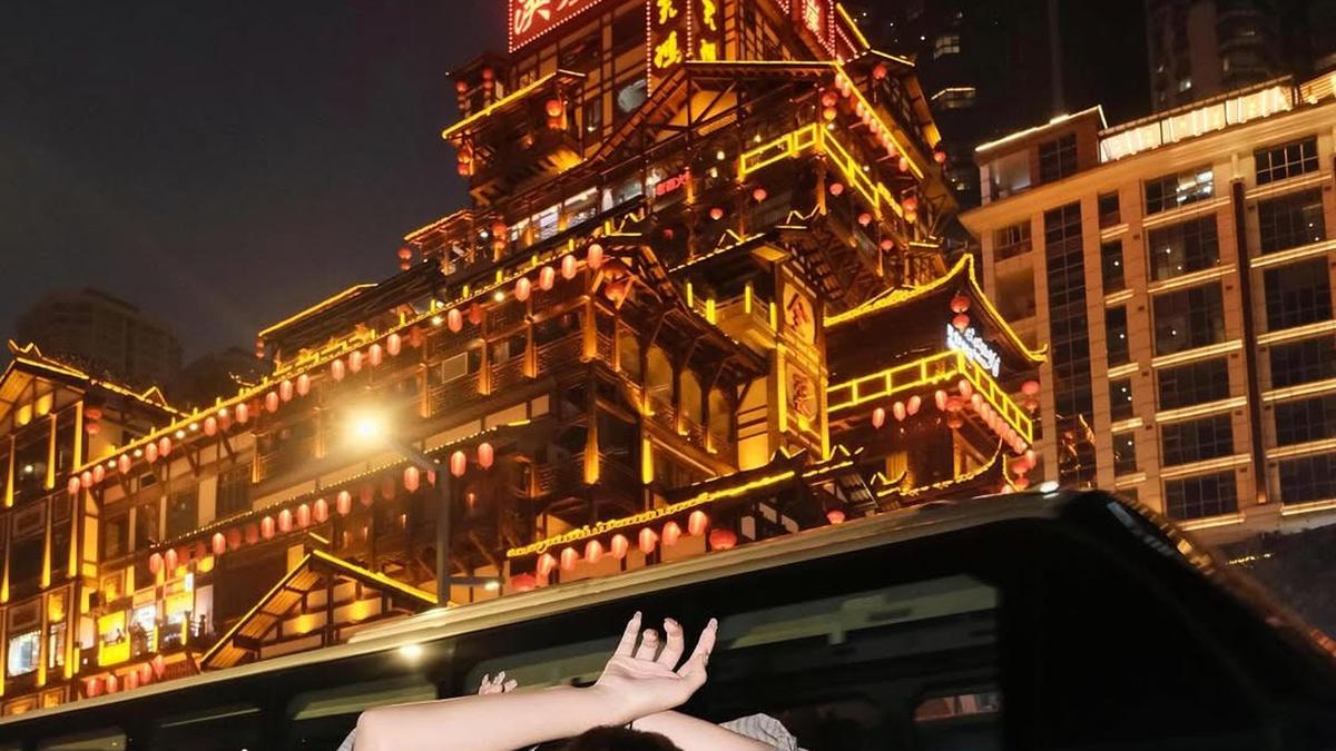 6 Potret Street Style Fuji An saat Liburan di China, Chic dan Effortless di Tengah Gemerlap Kota