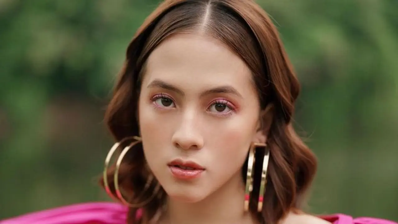 7 Gaya Pemotretan Adhisty Zara di Tepi Danau, Tampil Manis Pakai Dress Pink