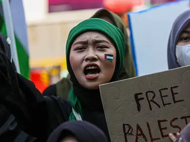 Pengunjuk rasa melakukan aksi solidaritas untuk Palestina di depan kantor perwakilan Perserikatan Bangsa-Bangsa (PBB) di Jakarta Jumat (20/10/2023). (Liputan6.com/Faizal Fanani)
