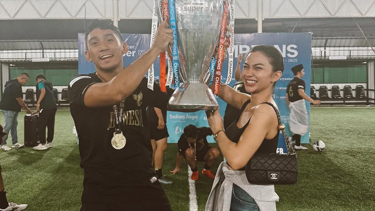 Potret Ariel Tatum Ikut Angkat Piala Kemenangan Daffa Wardhana saat Tanding Bola: Congratulations champpp