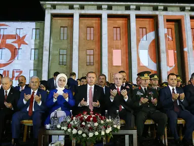 Presiden Turki Recep Tayyip Erdogan (tengah) berdoa saat upacara memperingati satu tahun gagalnya kudeta di Ankara, Turki (15/7). Tepat 15 Juli 2016 usaha menggulingkan Presiden Erdogan berhasil digagalkan. (Presidency Press Service via AP, Pool)